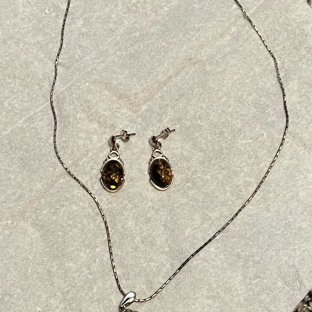 Sterling silver necklace and earring set with green amber - Picture 2 of 7